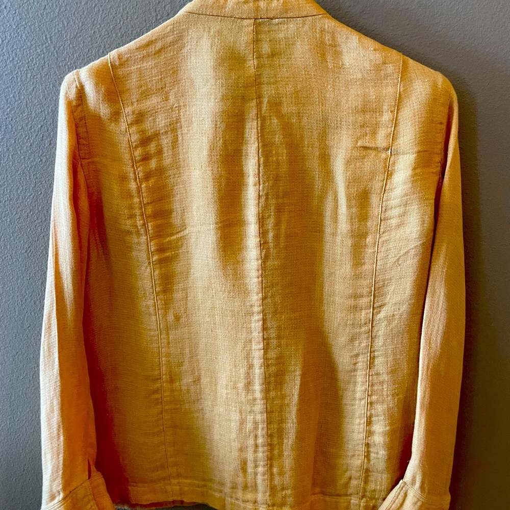 Pop of color in linen summer basic